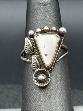 Vintage Native Sterling Silver White Shell Triangle Stone Ring with Leaf Motif
